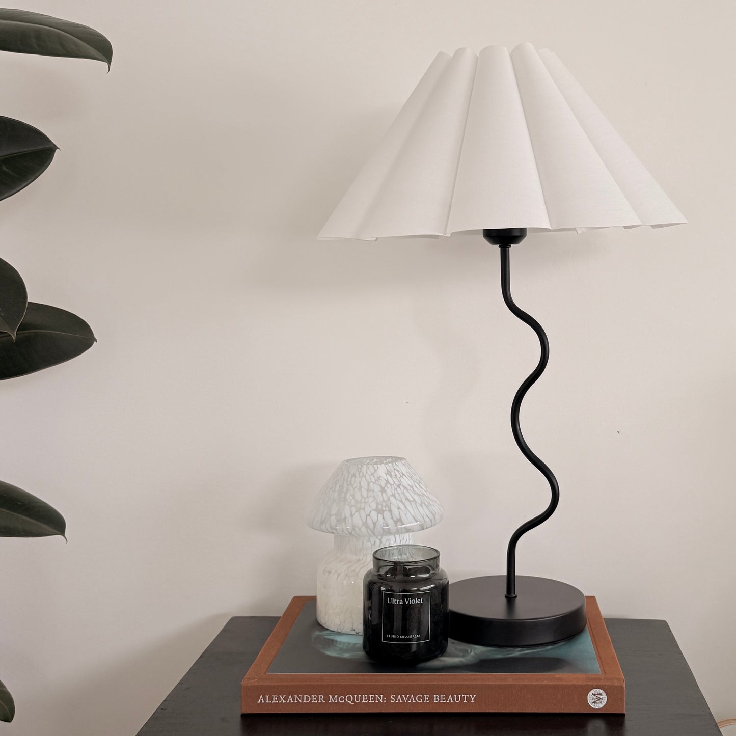 Wavy Table Lamp - Black