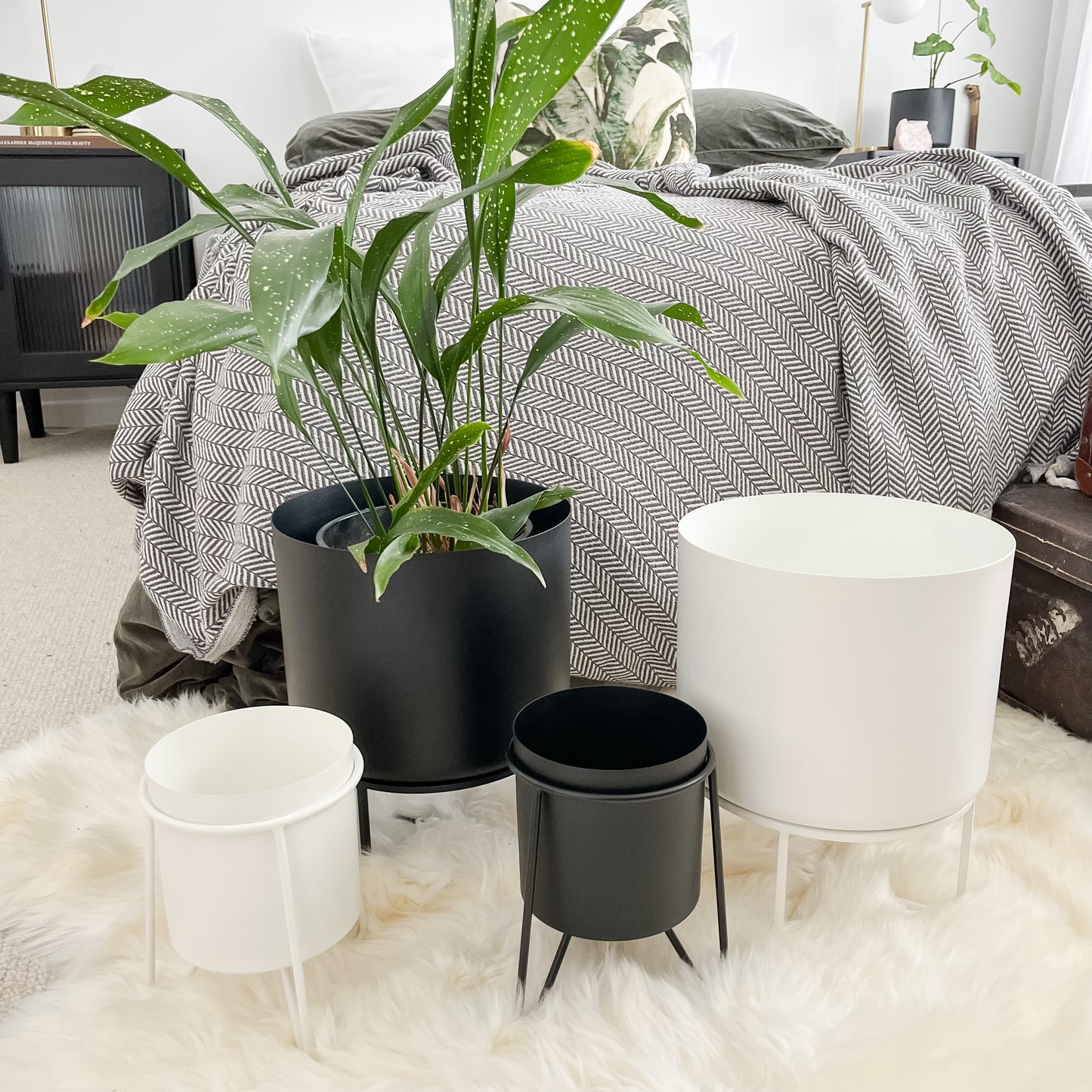 Luca Planter on Stand - White